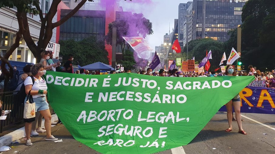 Mulheres da organização Católicas pelo Direito de Decidir no ato de Dia Internacional de Luta das Mulheres, em 8 de março de 2022, na Avenida Paulista, em SP.