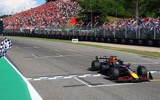 F1: Verstappen
vence GP após largada incrível; Bortoleto é 18º