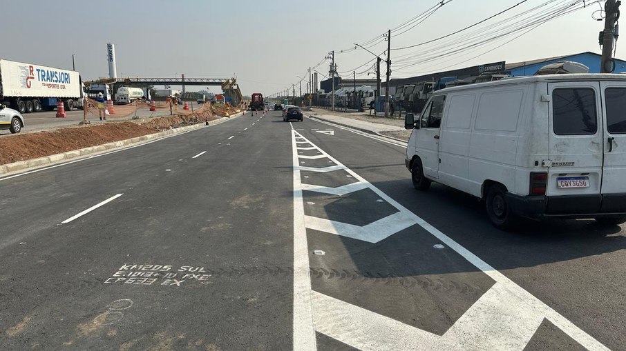 Desde ontem, dia 29/07, os veículos do bairro Jardim Álamo deverão seguir pela nova pista marginal até o km 211 quando poderão acessar a pista expressa da Via Dutra. Desde ontem, dia 29/07, os veículos do bairro Jardim Álamo deverão seguir pela nova pista marginal até o km 211 quando poderão acessar a pista expressa da Via Dutra.