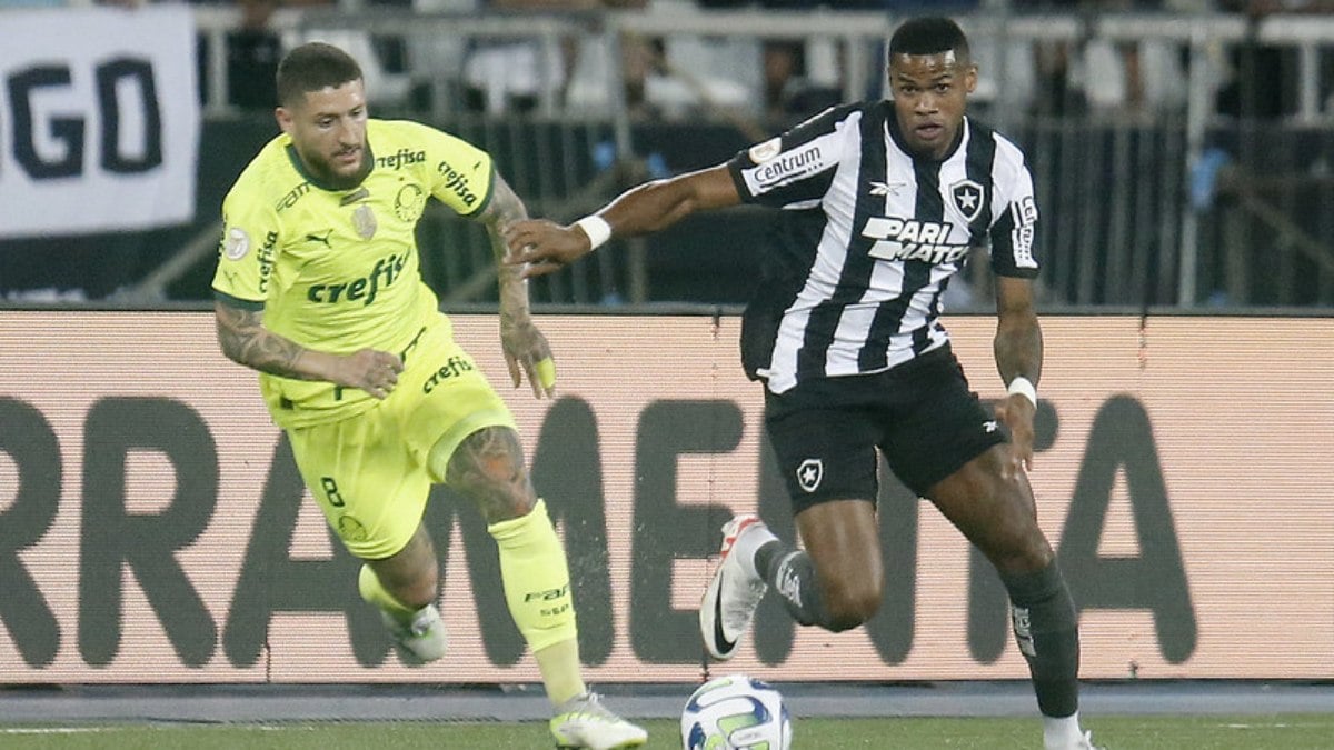 Botafogo e Palmeiras se enfrentam pela primeira vez depois da marcante virada do Verdão por 4 a 3