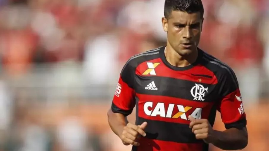 Ederson passou por cirurgia e tratamento de lesão no Flamengo