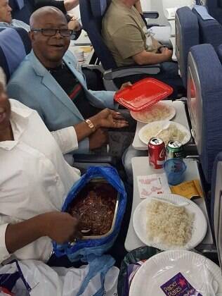 Será mesmo que esse casal de idosos levou uma feijoada para dentro de um avião?