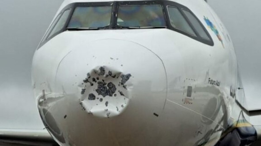 Na foto o Airbus A320neo, da companhia Azul Linhas Aéreas, teve a parte da frente da aeronave danificada.