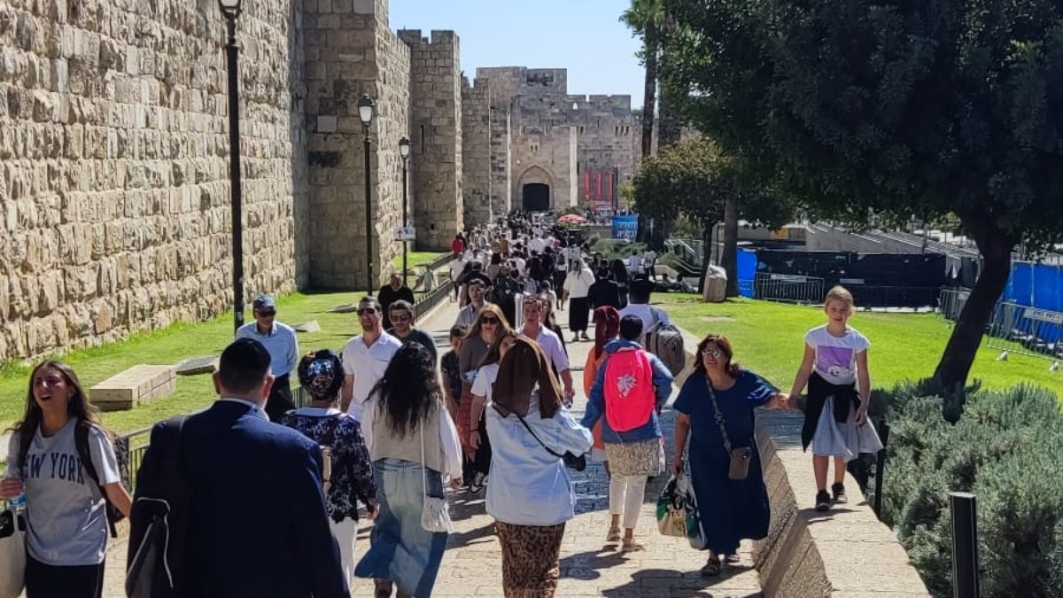 Apesar da guerra, o israelense resiste e busca manter a normalidade em seu cotidiano