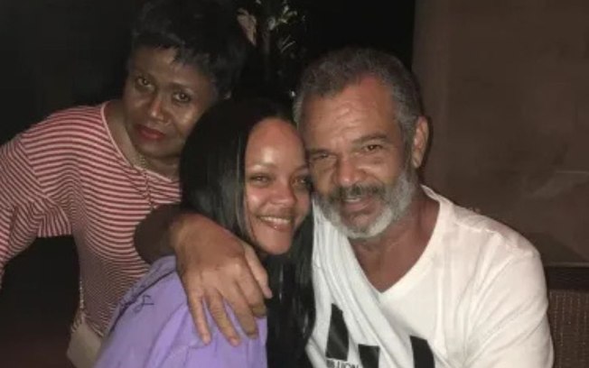 Causa da morte do pai de Rihanna, Ronald Fenty, é confirmada Causa da morte do pai de Rihanna, Ronald Fenty, é confirmada