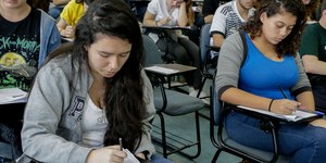 Só metade dos adolescentes sabe interpretar texto no Brasil, indica Pisa 2025