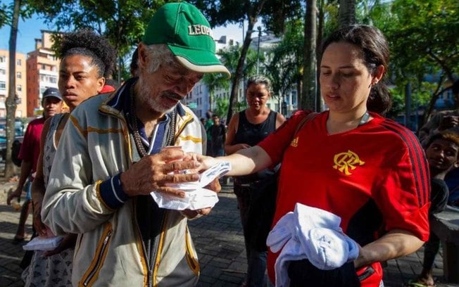 Projeto social do Flamengo distribui café da manhã, cobertores e meias para pessoas em situação de rua