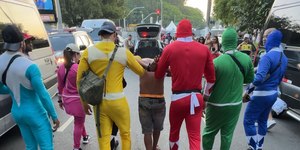 VÍDEO: policiais fantasiados prendem ladrões em bloco de Carnaval
