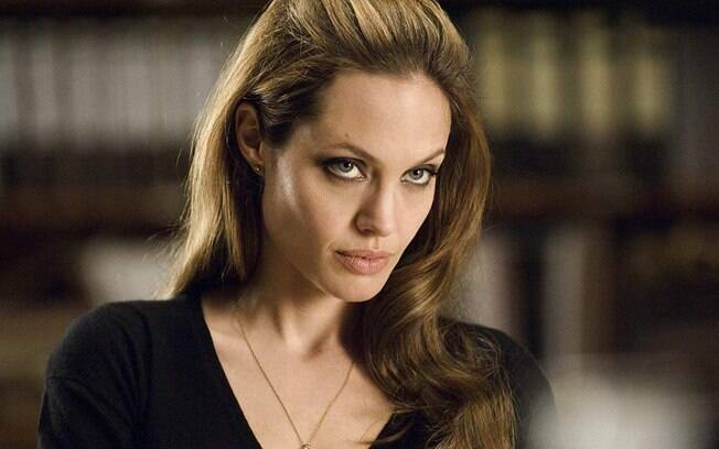 Angelina Jolie não quer deixar a filha passar o Natal com Brad Pitt