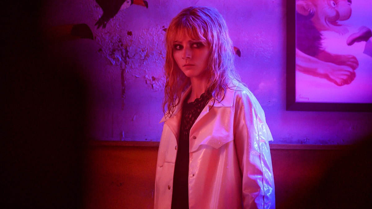 Thomasin McKenzie e Ansel Elgort em biografia de Audrey Hepburn