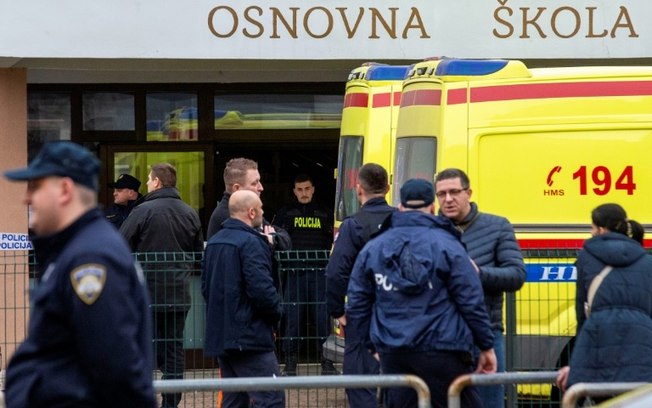 Polícia e ambulâncias em frente à escola primária onde uma criança morreu em Zagreb, 20 de dezembro de 2024