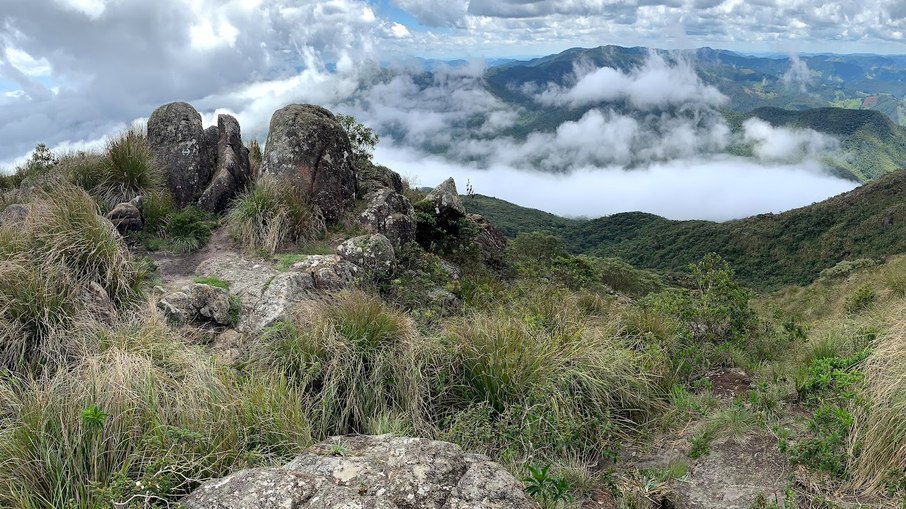 Vista do Pico dos Marins revela os campos de altitude e os paredões rochosos que desafiam montanhistas na Serra da Mantiqueira