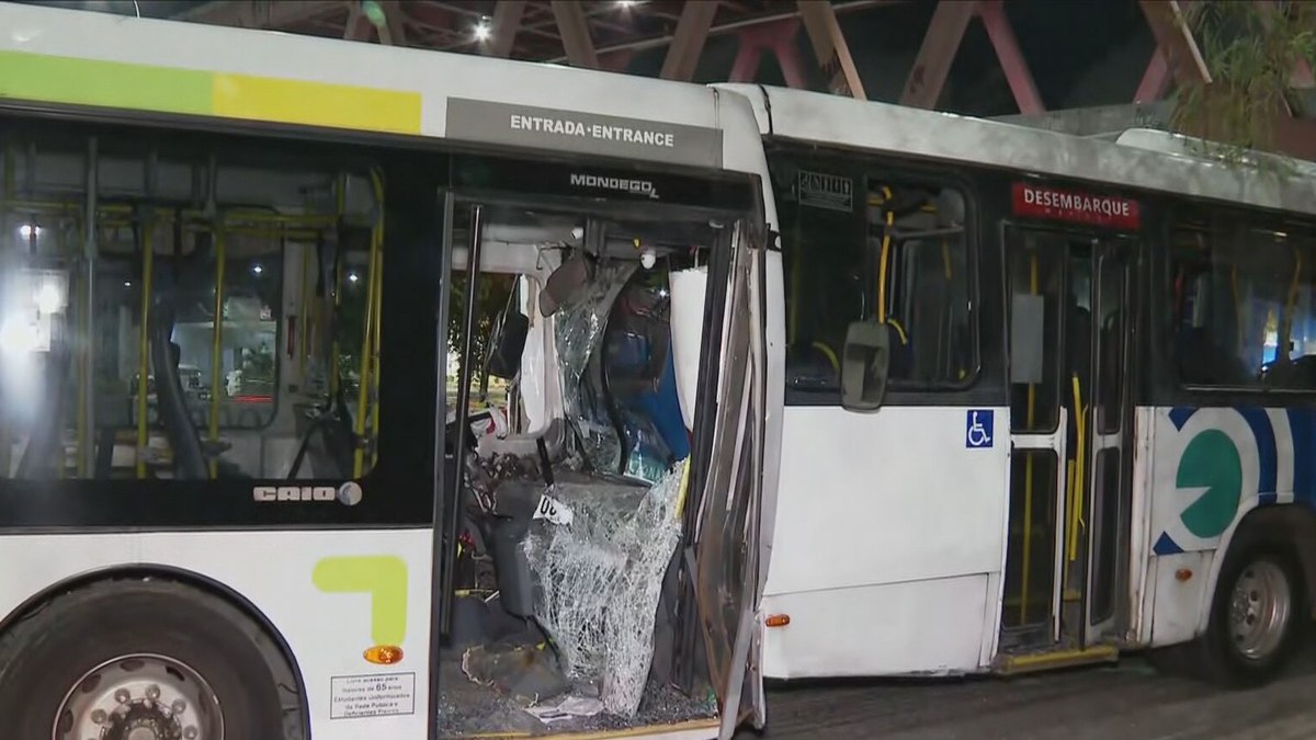 A colisão foi na pista sentido Zona Oeste, sob o viaduto da Linha Vermelha