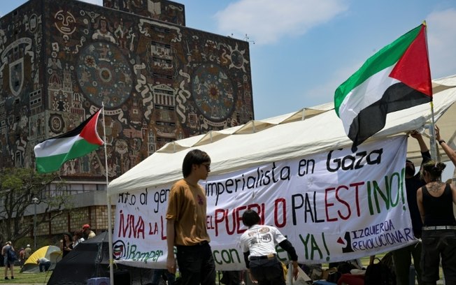 Ativistas protestam em frente à reitoria da universidade, na capital mexicana