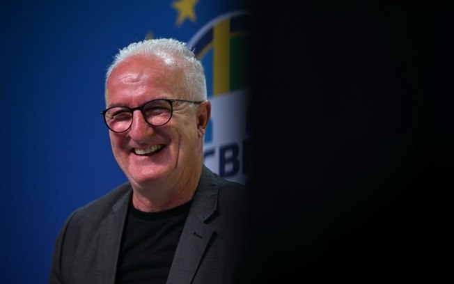 Técnico da Seleção Brasileira, Dorival Júnior, sorri durante entrevista coletiva