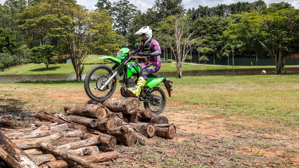 KLX230R S 2027 é a versão mais voltada às trilhas, com 270 mm de vão livre do solo e peso de 129 kg. KLX230R S 2027 é a versão mais voltada às trilhas, com 270 mm de vão livre do solo e peso de 129 kg.