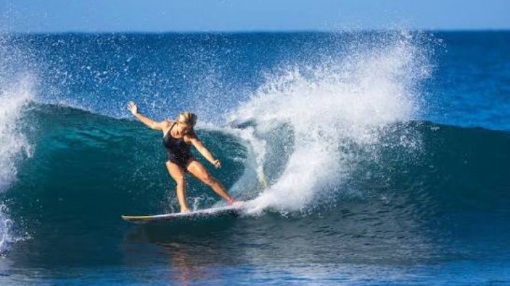 Erin%20Brooks%3A%20a%20garota%20que%20est%C3%A1%20reescrevendo%20o%20surf%20feminino