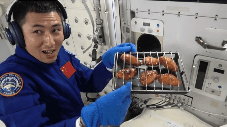 Air fryer chega ao espaço para preparar frango e bolo
