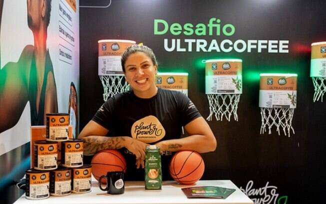 Rebecca, do vôlei de praia, prestigia evento de vida saudável em Fortaleza e se arrisca até no basquete