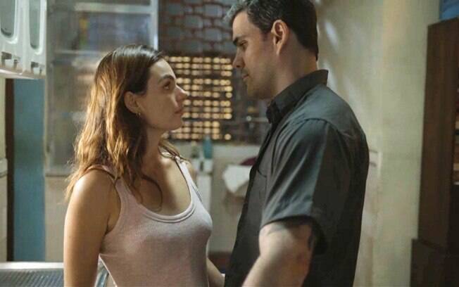 Betina (Isis Valverde) e Magno (Juliano Cazarré)