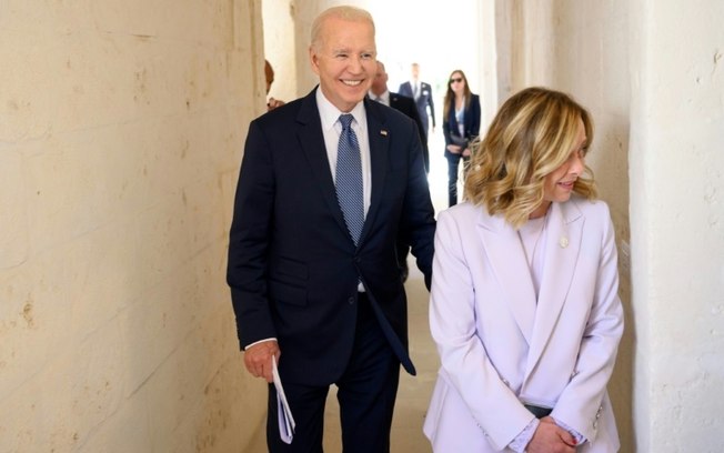 A primeira-ministra italiana, Giorgia Meloni, e o presidente dos EUA, Joe Biden, realizam uma reunião bilateral à margem da Cúpula do G7 no resort italiano de Borgo Egnazia, em 14 de junho de 2024