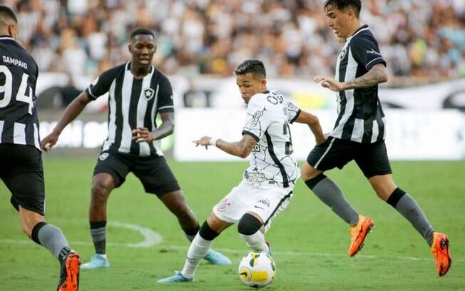 Concorda? Arnaldo Ribeiro afirma: 'Botafogo é candidato sim ao rebaixamento'