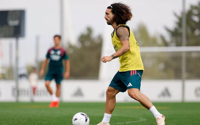 Marc Cucurella ao lado da esposa, Claudia Rodríguez Marc Cucurella ao lado da esposa, Claudia Rodríguez