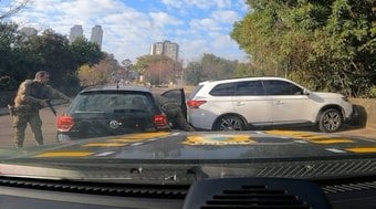 Traficante%20foge%2C%20causa%20acidentes%20e%20%C3%A9%20preso%20com%20carro%20cheio%20de%20droga