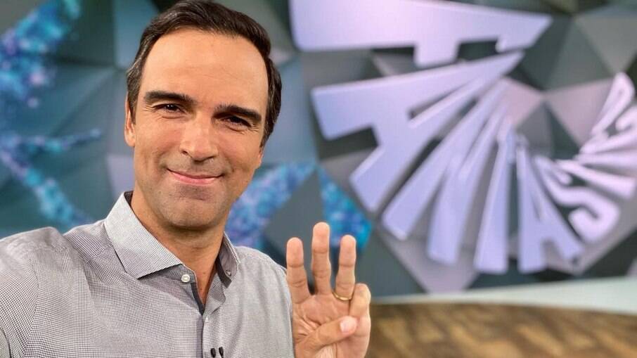 Tadeu Schmidt no estúdio do Fantástico; apresentador assumiu o Big Brother Brasil