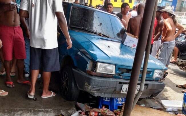 O carro, de modelo Fiat Uno, invadiu a calçada e atropelou pelo menos cinco pessoas, que faziam churrasco O carro, de modelo Fiat Uno, invadiu a calçada e atropelou pelo menos cinco pessoas, que faziam churrasco