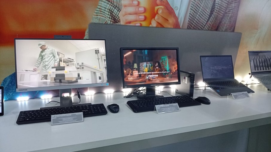 Desktop e notebooks produzidos pela Positivo Tecnologia 