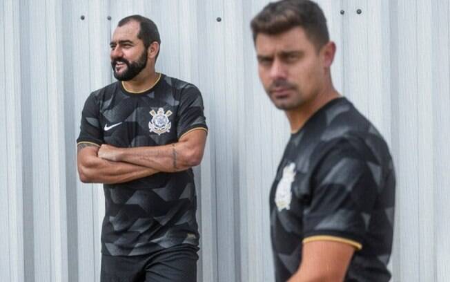 Corinthians anuncia oficialmente modelo 2022/23 do uniforme dois