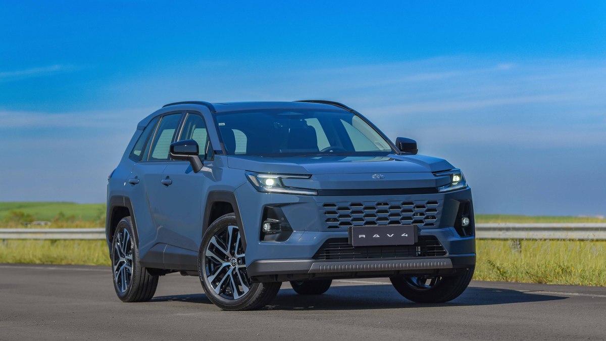 Toyota RAV4 agora conta com duas versões híbridas no Brasil