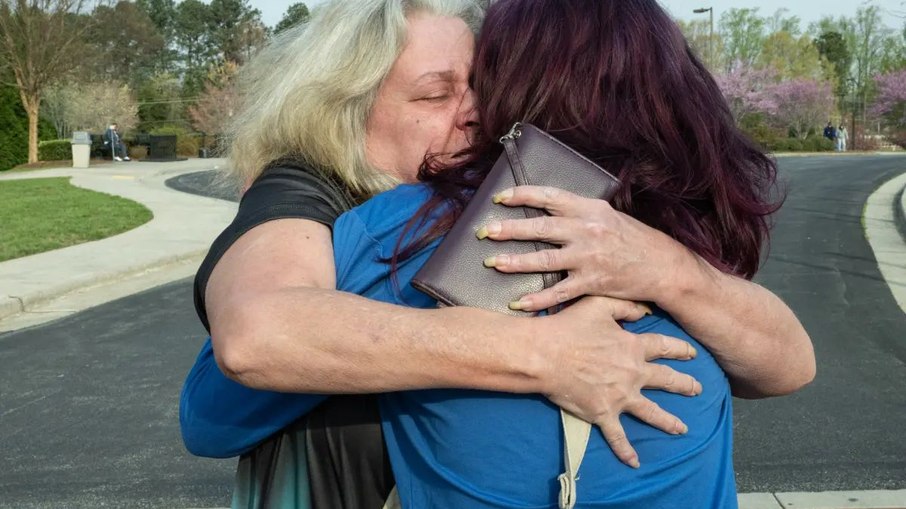 Michele Lyn Hundley Smith abraça a filha Amanda Hundley durante reencontro após 24 anos, em frente ao tribunal do condado de Rockingham, na Carolina do Norte