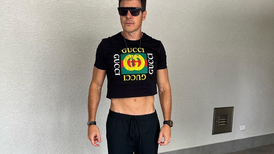 O apresentador Rodrigo Faro com um cropped da Gucci