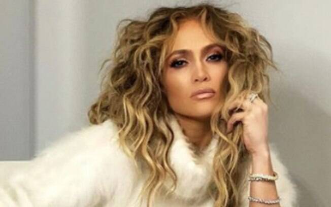 Jennifer Lopez ostenta meias de 4mil reais