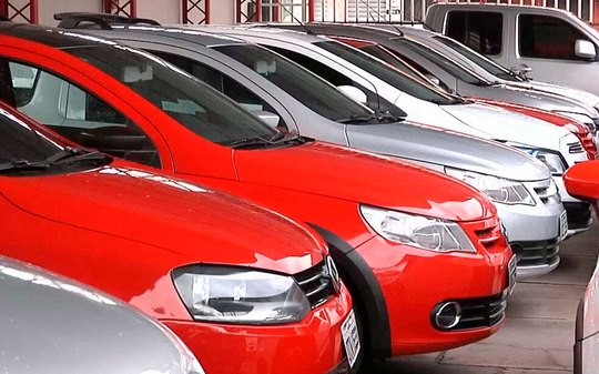 Preços de carros usados despencam e preocupam locadoras
