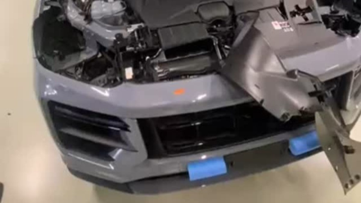Quadrilha invade e assalta loja da Porsche, em São Paulo