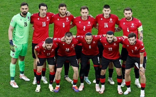 Seleção da Geórgia posa para foto antes da partida contra Portugal pelo Grupo F da Eurocopa