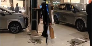 Criança liga carro de exposição e bate em loja de shopping de SP