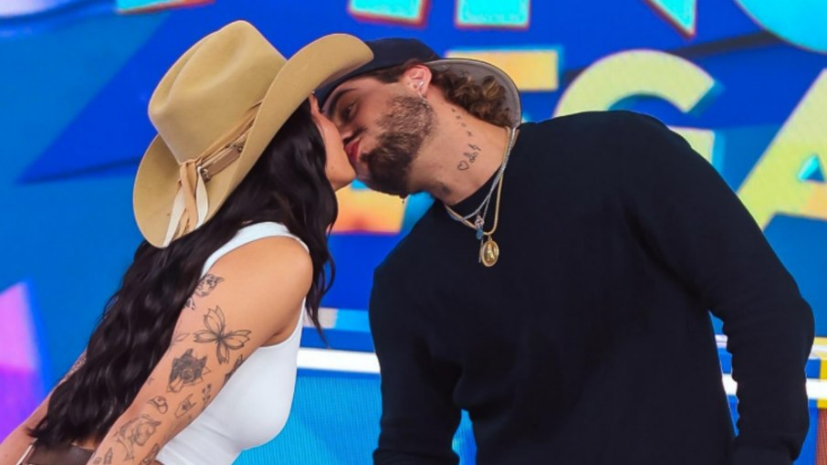 Ana Castela e Zé Felipe se beijam no Domingo Legal