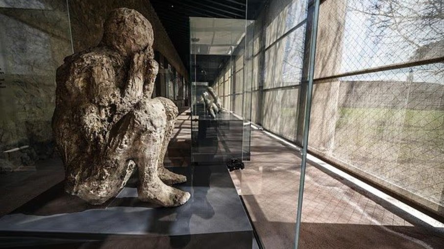 Molde de um homem encontrado em Pompeia, com os joelhos juntos e mãos próximas ao rosto, preservando a posição final durante a erupção do Vesúvio