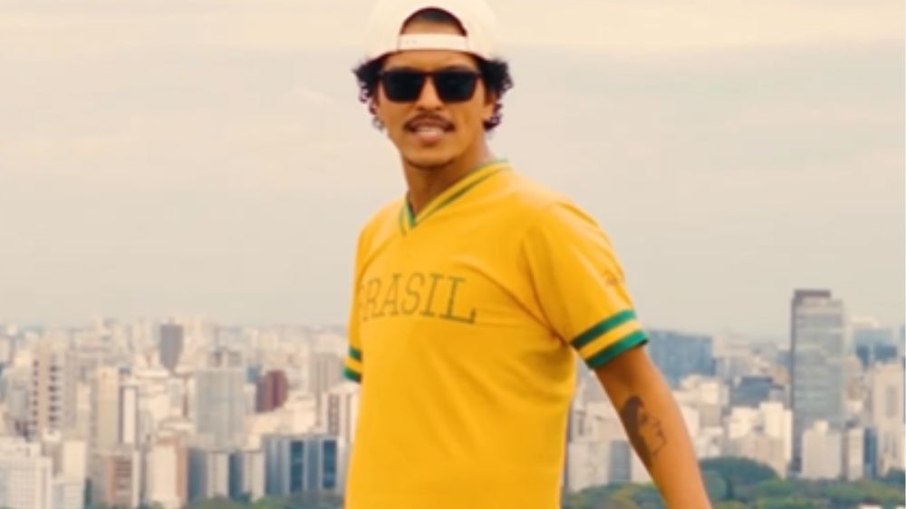 Bruno Mars recebe “identidade” gigante com CPF em último show no Brasil