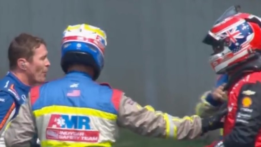Piloto se revolta após batida e parte para cima de rival em treino da Fórmula Indy