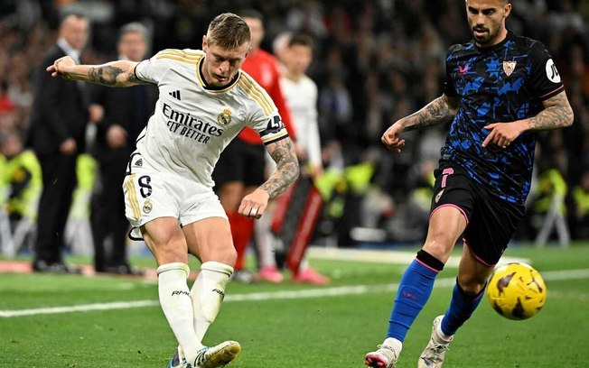 Toni Kroos em ação com a camisa do Real Madrid - Foto: Javier Soriano/AFP via Getty Images