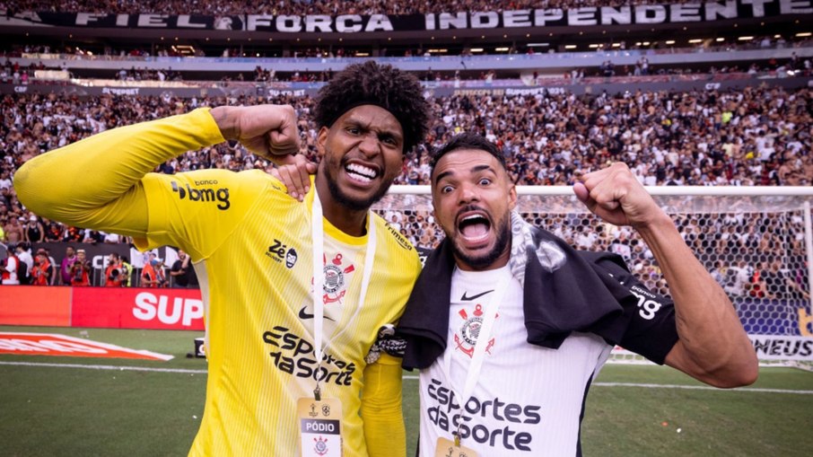 Hugo Souza e Raniele comemoram título da Supercopa do Brasil