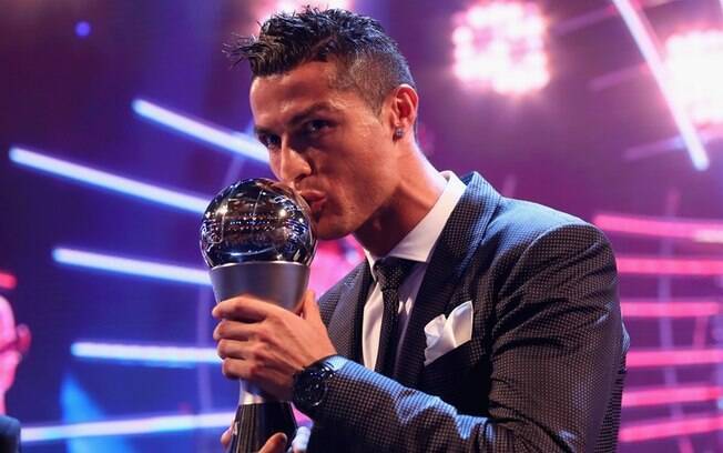 Cristiano Ronaldo com o troféu The Best de melhor jogador do mundo da Fifa