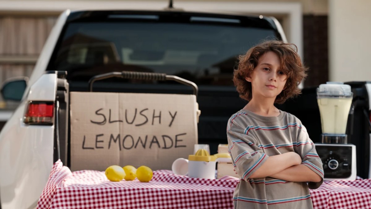 'Guerra' entre vendedores de limonada vira tema de publicidade da Rivian 'Guerra' entre vendedores de limonada vira tema de publicidade da Rivian