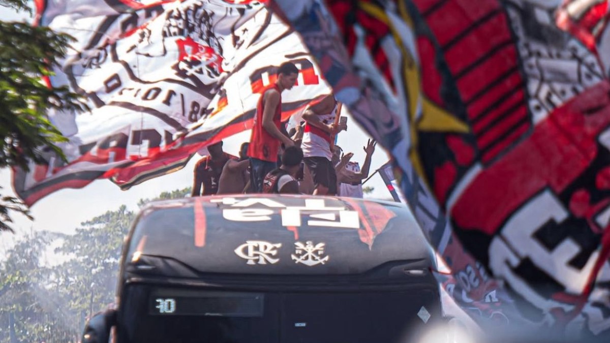 Torcedores surfam no ônibus dos jogadores no AeroFla Torcedores surfam no ônibus dos jogadores no AeroFla