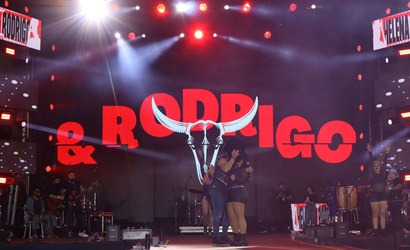 Dupla abre show de Israel e Rodolffo no Hopi Hari; veja as fotos